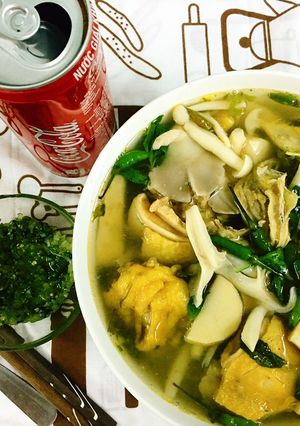 Hình của món Lẩu Gà lá é.