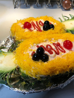 Una foto de Piña rellena, manzana salsa rosa y huevo hilado