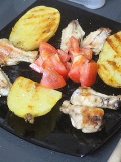 Una foto de Alitas de pollo con patatas al grill doble