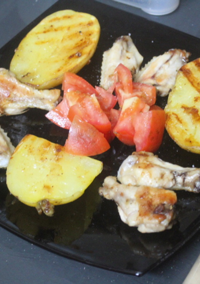 Una foto de Alitas de pollo con patatas al grill doble