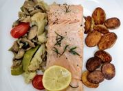 Una foto de salmon a la cacerola