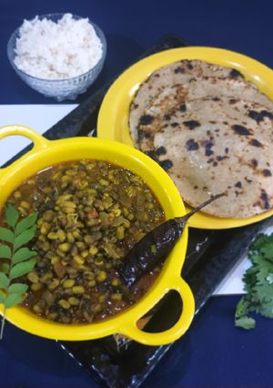 A picture of Sprouted moong curry.