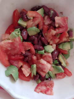 Una foto de Ensalada de tomate, porotos y palta