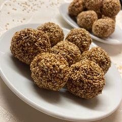 A picture of Til Laddu.