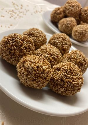 A picture of Til Laddu.