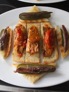 Una foto de Pan con encurtidos