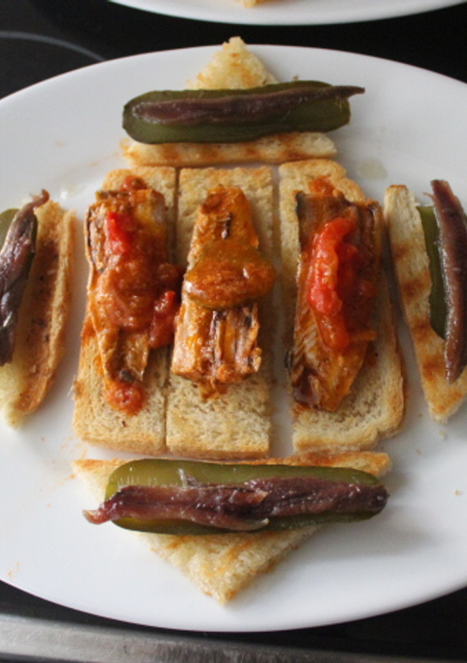 Una foto de Pan con encurtidos