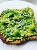 Avocado toast con piselli freschi, basilico e pepe rosa