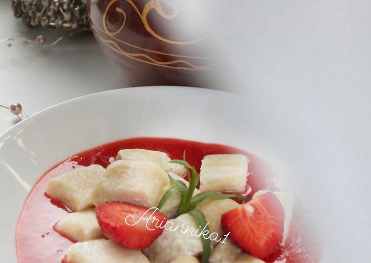 Ленивые вареники в клубничном соусе