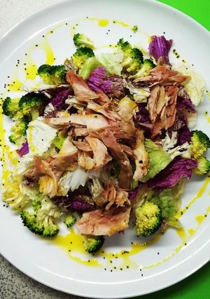 Фото Салат овощной с запеченной курицей.