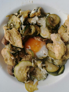 Una foto de Pollo con calabacín