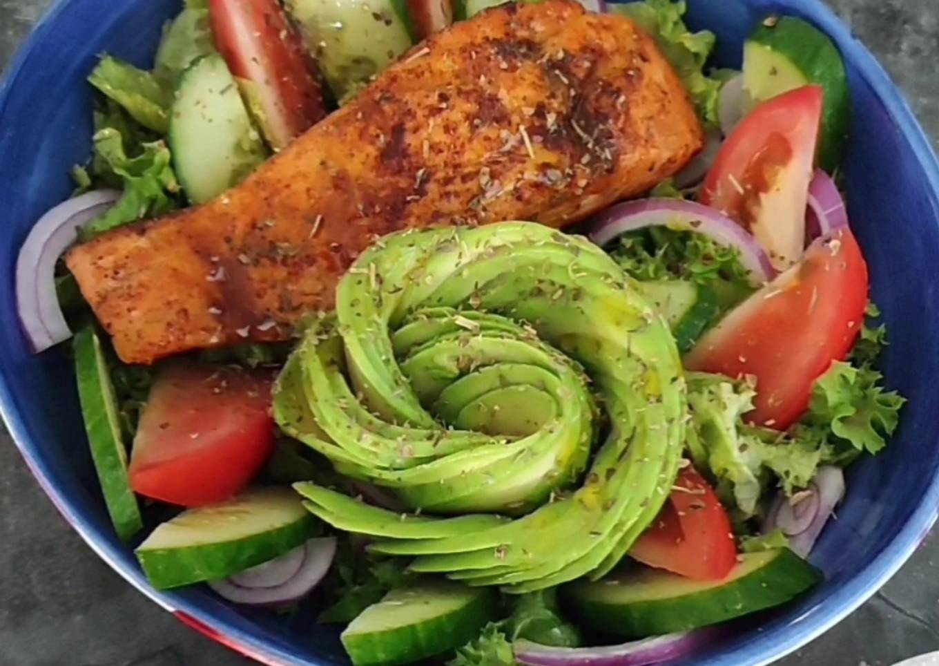 馃挜 ENSALADA DE SALM脫N A LA PLANCHA Y FLOR DE AGUACATE 馃挜