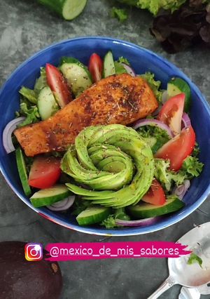 Una foto de 💥 ENSALADA DE SALMÓN A LA PLANCHA Y FLOR DE AGUACATE 💥