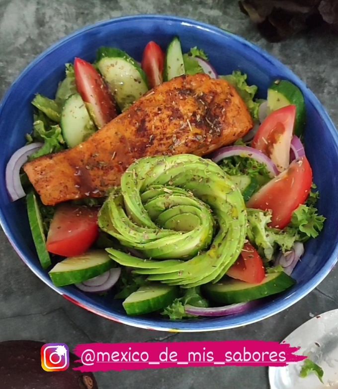 Una foto de 💥 ENSALADA DE SALMÓN A LA PLANCHA Y FLOR DE AGUACATE 💥