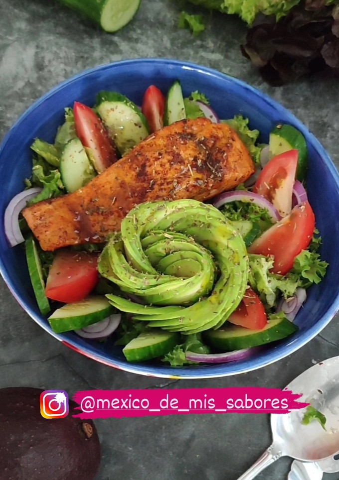 Una foto de 💥 ENSALADA DE SALMÓN A LA PLANCHA Y FLOR DE AGUACATE 💥
