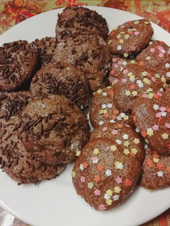 Una foto de Galletas de chocolate y almendras SIN harina ni mantequilla!
