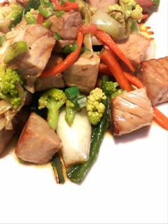 Una foto de Atún con verduras al wok