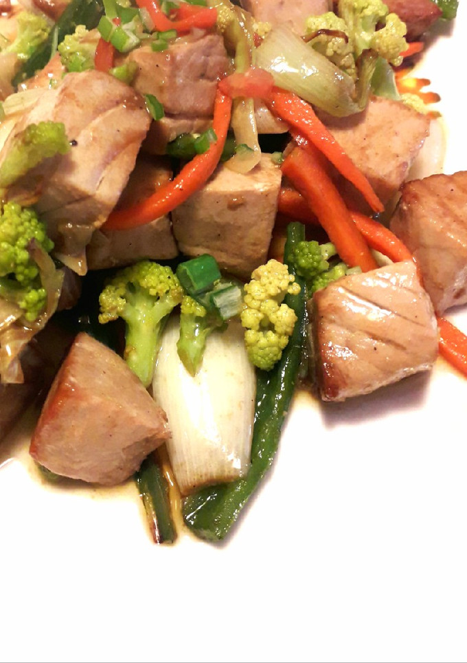 Una foto de Atún con verduras al wok