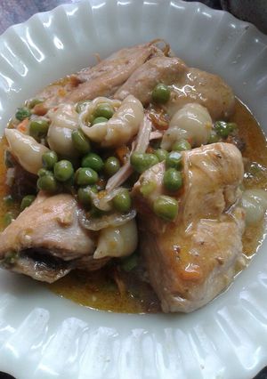 Una foto de Pollo a la cacerola con arvejitas y fideos!