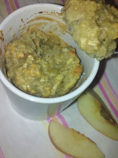 Una foto de Mug cake de manzana, canela y avena.En taza