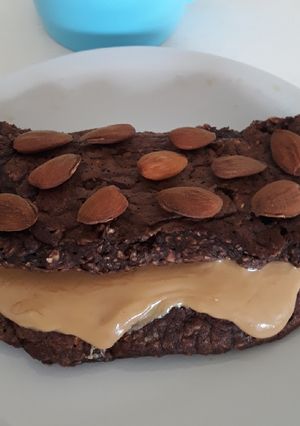 Una foto de Pancake de cacao amargo y mantequilla 🍫🥜