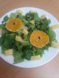 Ensalada de espinacas, lechuga, naranja, granada y piña