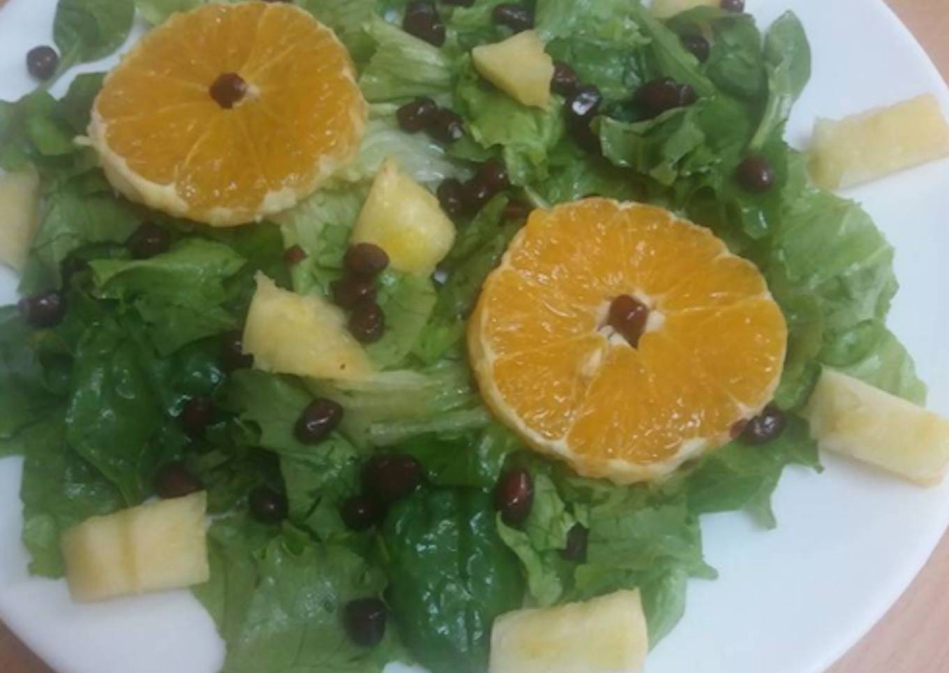 Ensalada de espinacas, lechuga, naranja, granada y piña