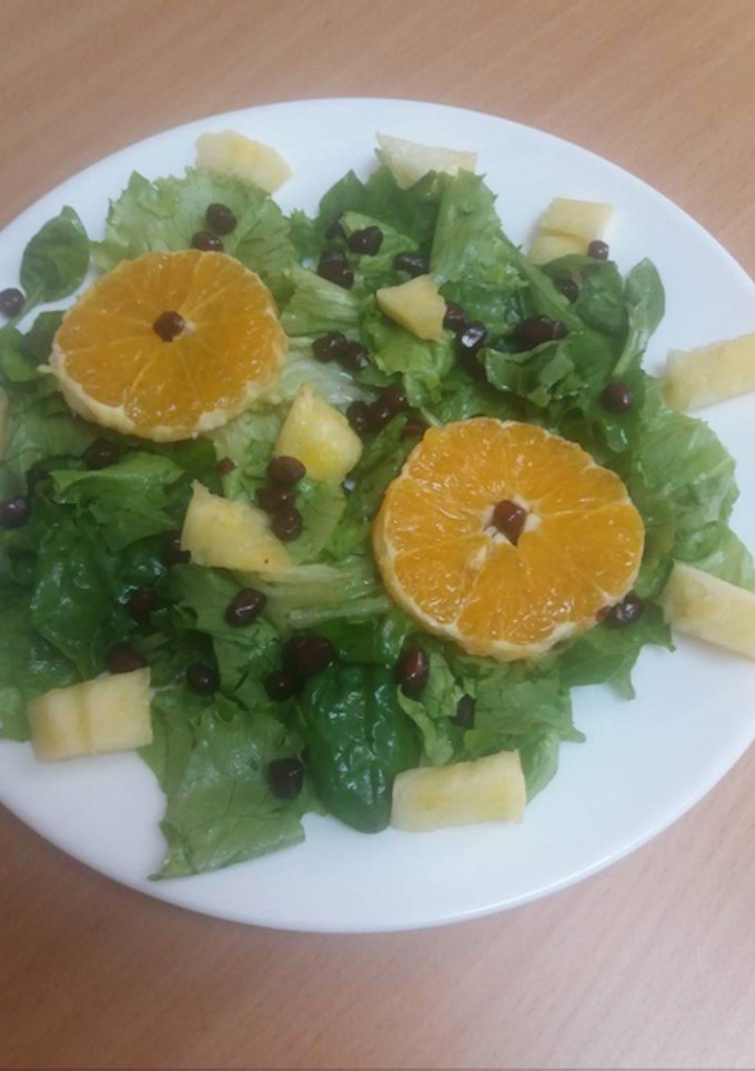 Una foto de Ensalada de espinacas, lechuga, naranja, granada y piña