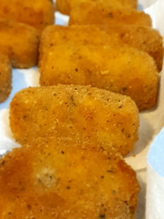 Una foto de Croquetas de papa, pollo, jamón y queso 😋
