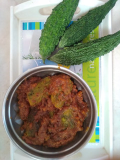 આખા ભરેલા કારેલા નું શાક (Akha Bharela Karela Shak Recipe In Gujarati) રેસીપી મુખ્ય ફોટો