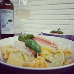 A picture of Tuna steak pasta with creamy pesto sauce.