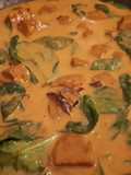 Curry indio de atún fresco y espinacas