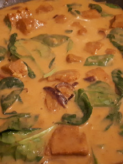 Una foto de Curry indio de atún fresco y espinacas