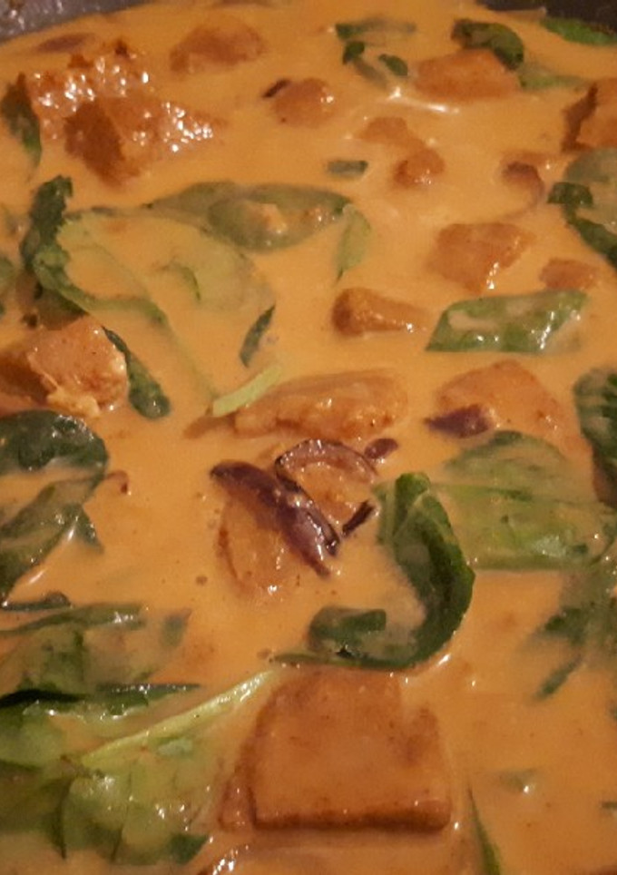 Una foto de Curry indio de atún fresco y espinacas