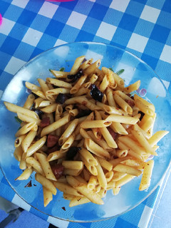 Una foto de Macarrones fritos con chorizo y morcilla