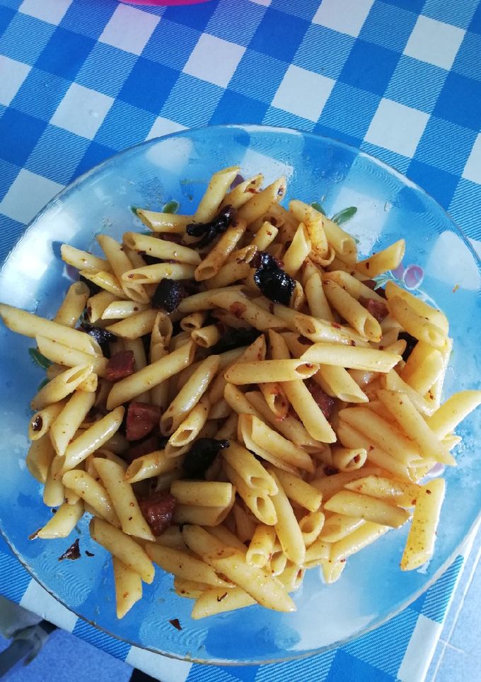 Una foto de Macarrones fritos con chorizo y morcilla