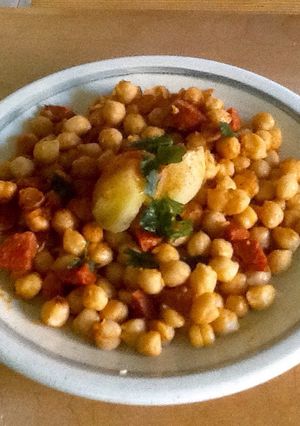 Una foto de Garbanzos rehogados con chorizo y pimentón
