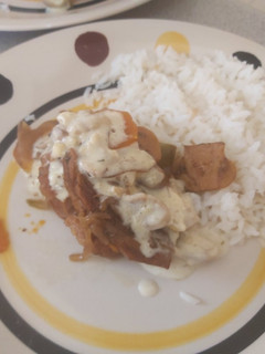 Una foto de Carne con salsa de champiñones y arroz blanco