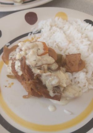 Una foto de Carne con salsa de champiñones y arroz blanco