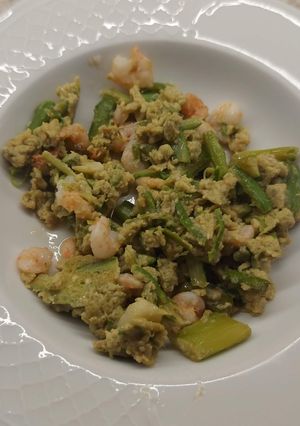 Una foto de Revuelto 🥚 de Gambas 🍤 y Espárragos 🥬 en Robot Taurus Foodie