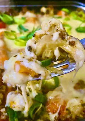 Una foto de PASTEL SALADO DE COLIFLOR Y CALABAZA 🤩😋😋 CON MUCHO QUESO 🧀 🥦🥦🧅🫑🎃🧀🍲