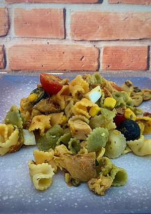 Una foto de Ensalada de pasta y pollo