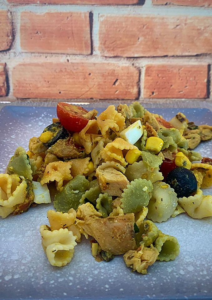 Una foto de Ensalada de pasta y pollo