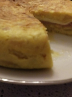 Una foto de Tortilla rellena de jamón cocido y queso