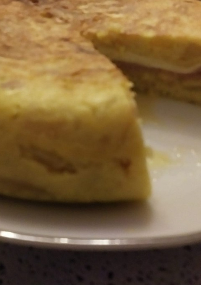 Una foto de Tortilla rellena de jamón cocido y queso