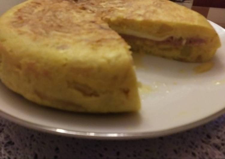Tortilla rellena de jamón cocido y queso