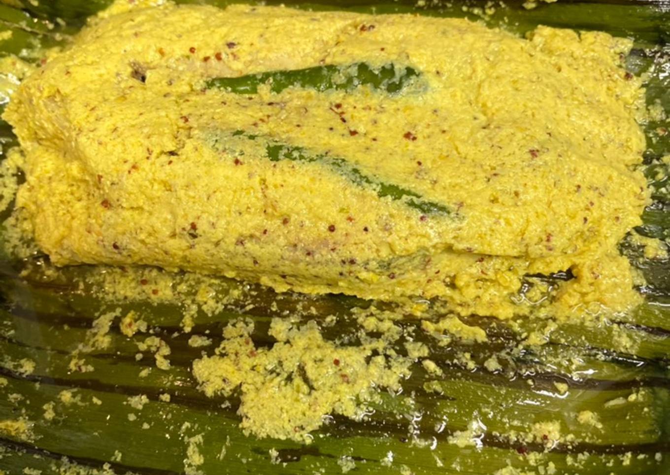 Hilsa paturi (fish steamed in banana leaf)