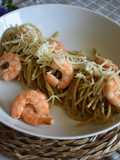 Espaguetis integrales con pesto de anacardos y langostinos