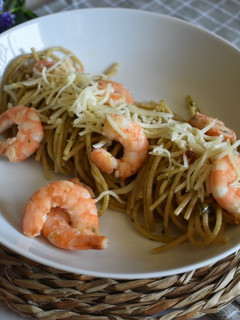 Una foto de Espaguetis integrales con pesto de anacardos y langostinos