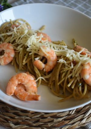 Una foto de Espaguetis integrales con pesto de anacardos y langostinos
